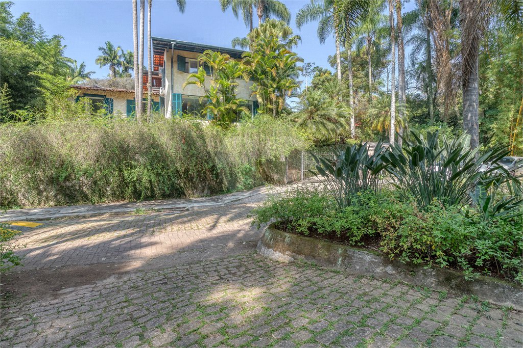 Casa à venda com 6 quartos, sendo 2 suítes, no condomínio Chácara Flora, São Paulo - SP