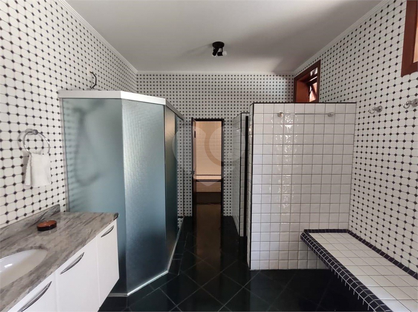 Casa à venda com 5 quartos, sendo 4 suítes, no condomínio Rancho Dirce, Sorocaba - SP