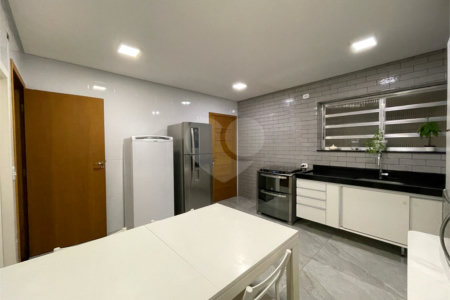 Sobrado à venda com 5 quartos, sendo 1 suíte, em Alto da Boa Vista, São Paulo, SP