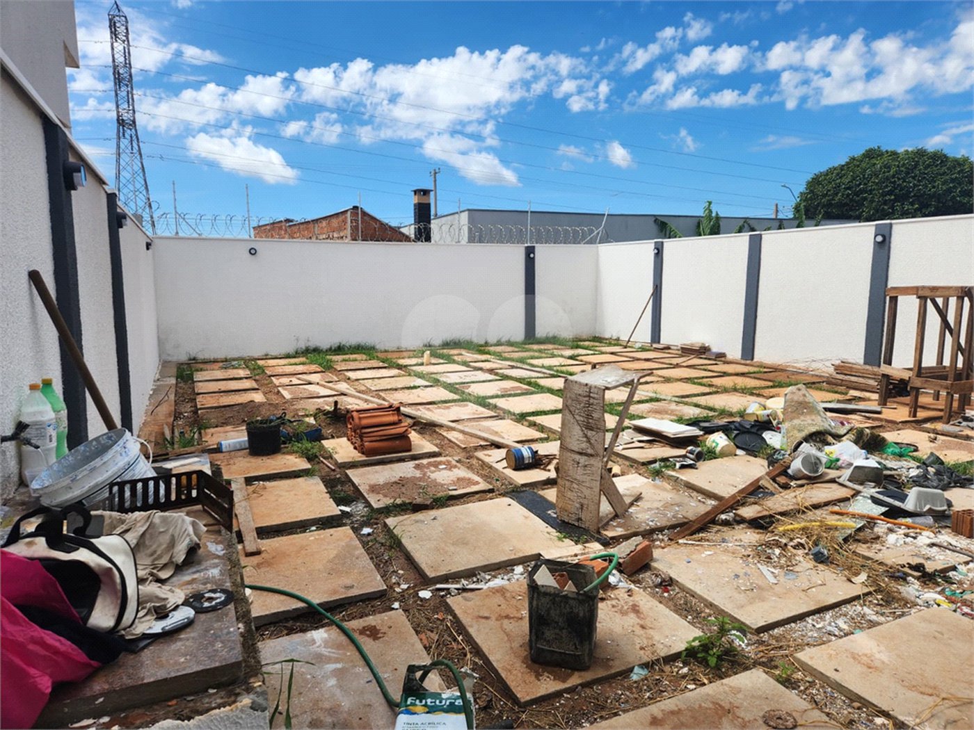 Casa à venda com 3 quartos, sendo 2 suítes, no condomínio Sollares, Araraquara - SP