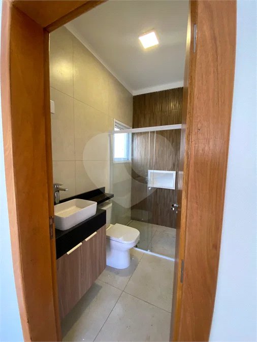 Casa Nova para Venda ou Locação em Condomínio | 3 Suítes e Quintal Privativo