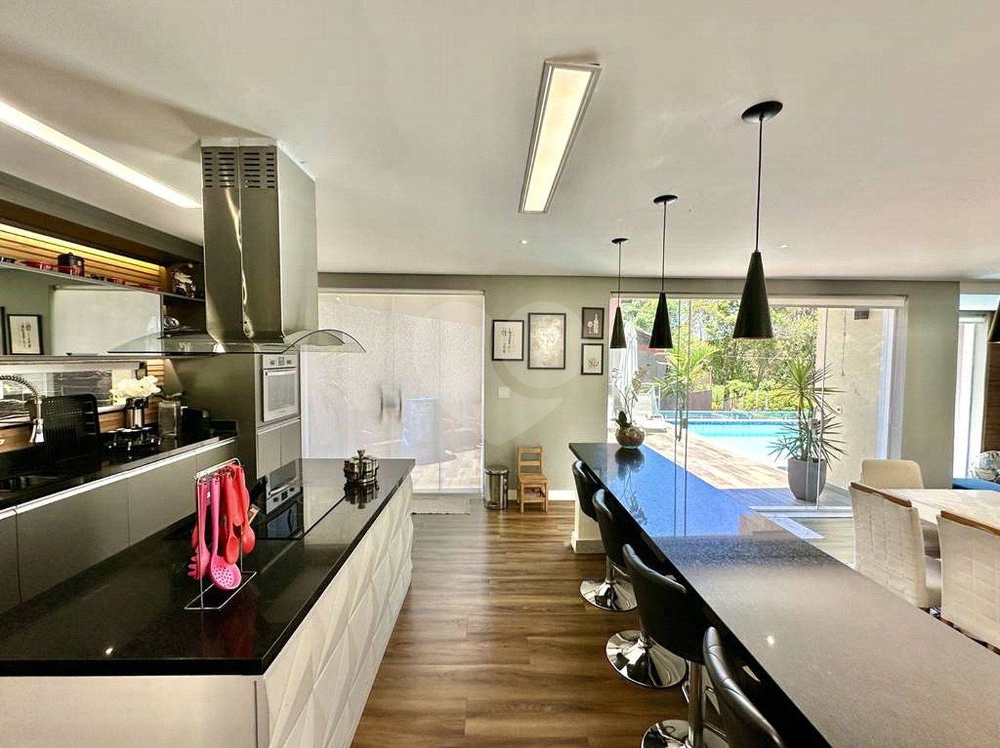 Casa à venda com 4 quartos, sendo 3 suítes, no condomínio Vilarejo, Carapicuíba - SP