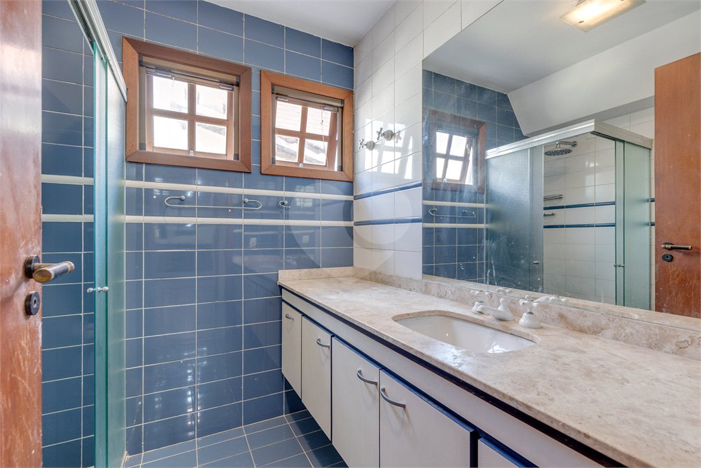 Casa à venda com 5 quartos, sendo 3 suítes, no condomínio Granja do Morumbi, São Paulo - SP