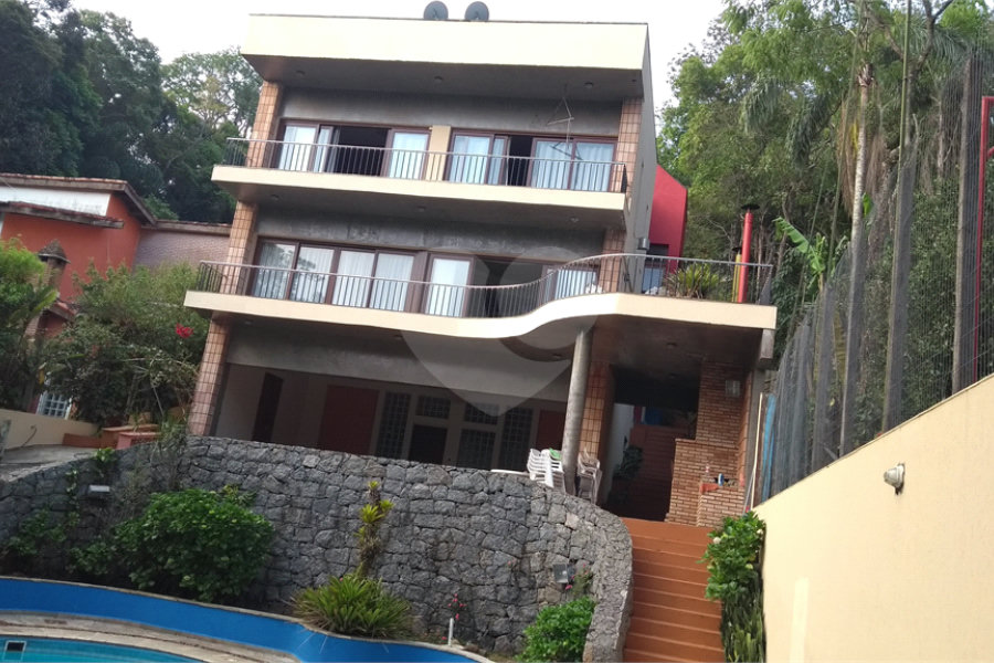 Casa à venda com 4 quartos, sendo 2 suítes, no condomínio Champs Elysees Village, Mairiporã - SP