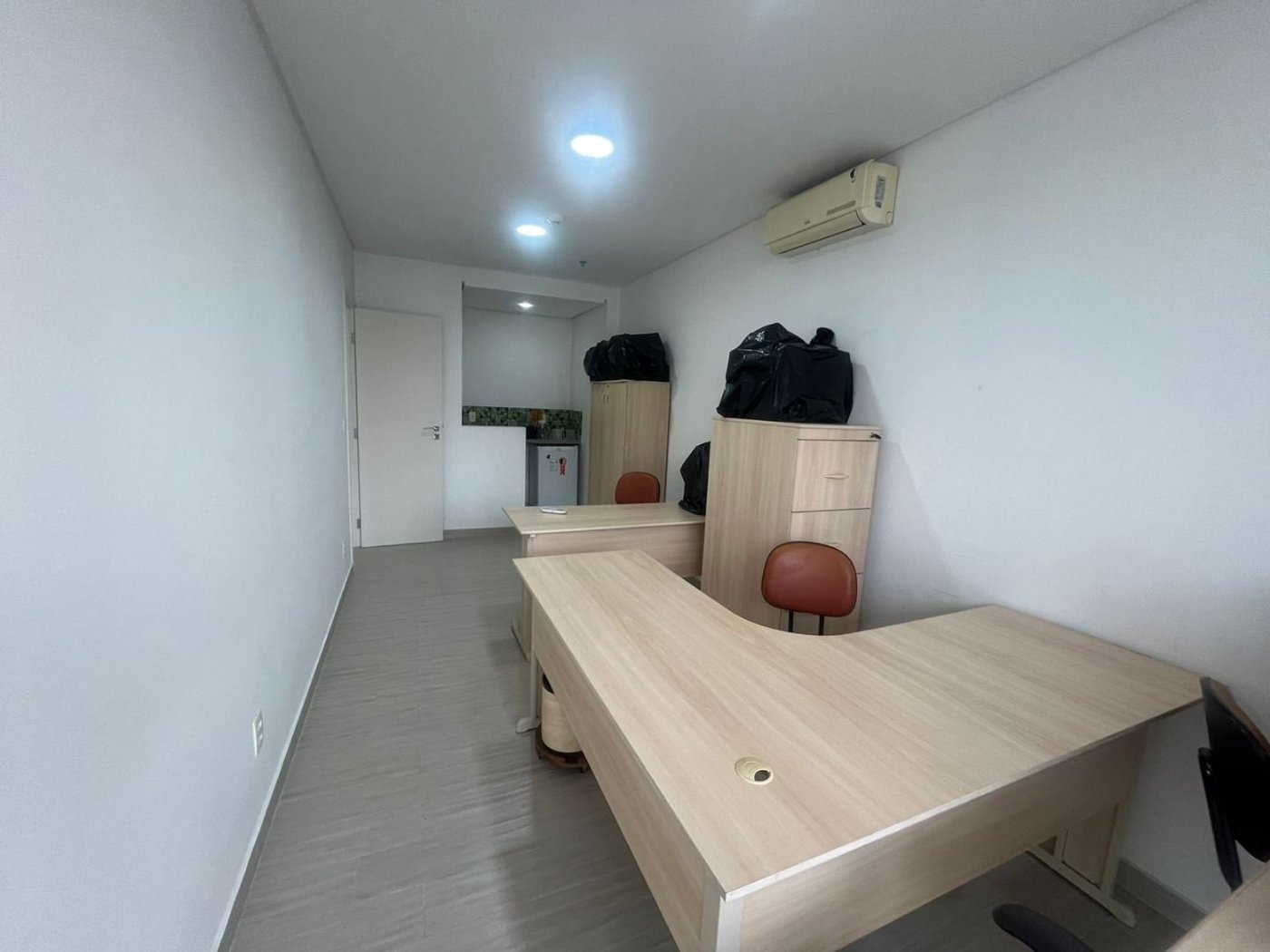 Sala Comercial para Locação Anual no Helbor Offices Santos | Moderna, Mobiliada e Pronta para Uso
