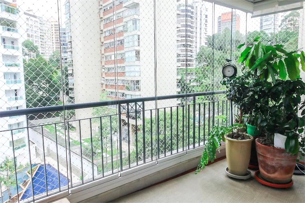 Apartamento à venda com 3 suítes em Real Parque, São Paulo, SP