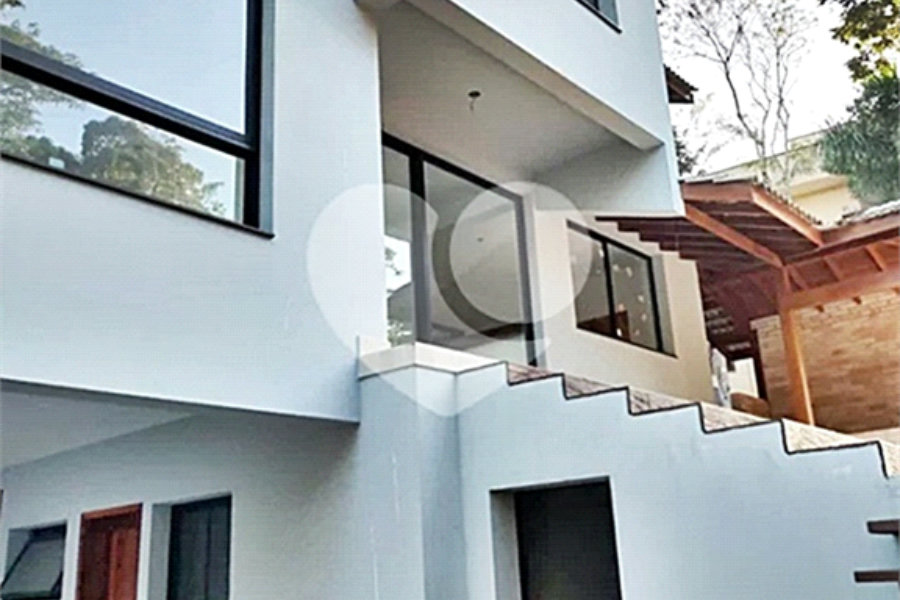 Casa à venda com 4 quartos, sendo 3 suítes, no condomínio Cantareira, Mairiporã - SP