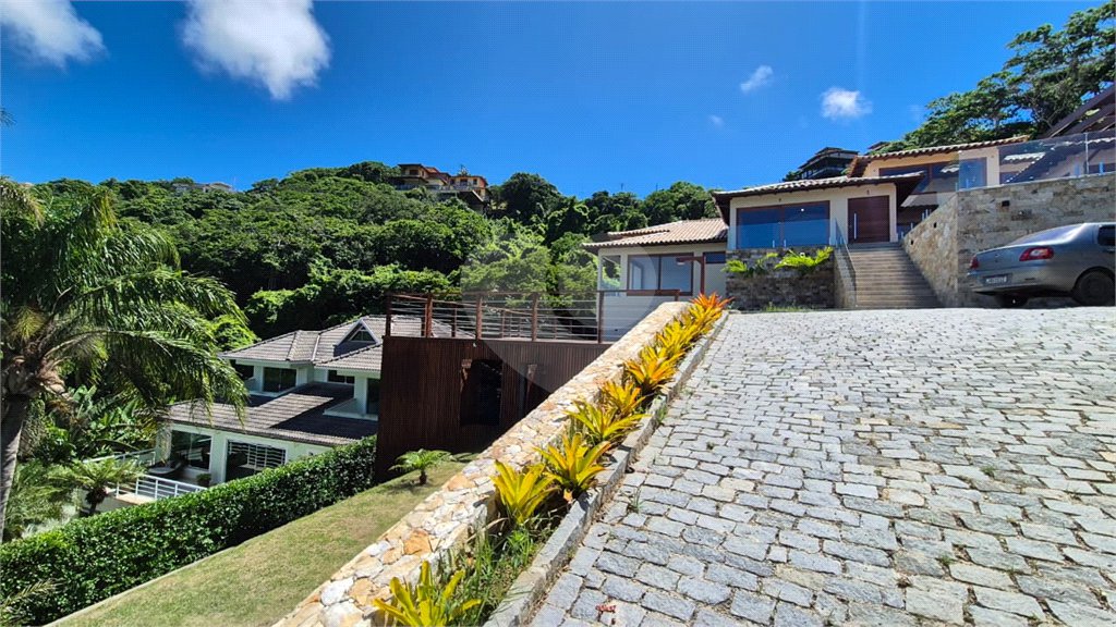 Casa à venda com 8 quartos, sendo 7 suítes, em Ferradura, Armação dos Búzios, RJ