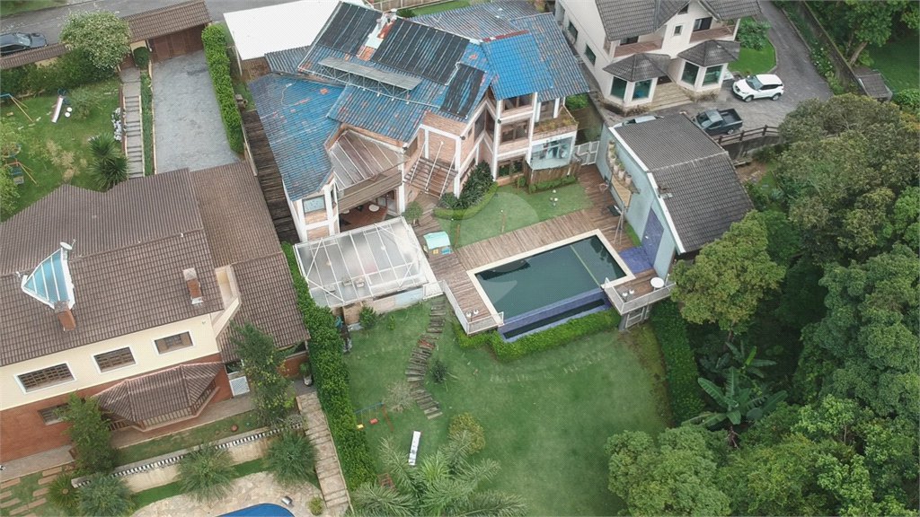 Casa à venda com 4 quartos, sendo 3 suítes, no condomínio Alpes da Cantareira, Mairiporã - SP