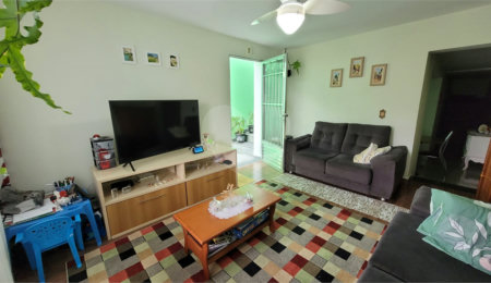 Casa à venda com 4 quartos, sendo 1 suíte,  em Parque Maria Domitila, São Paulo, SP