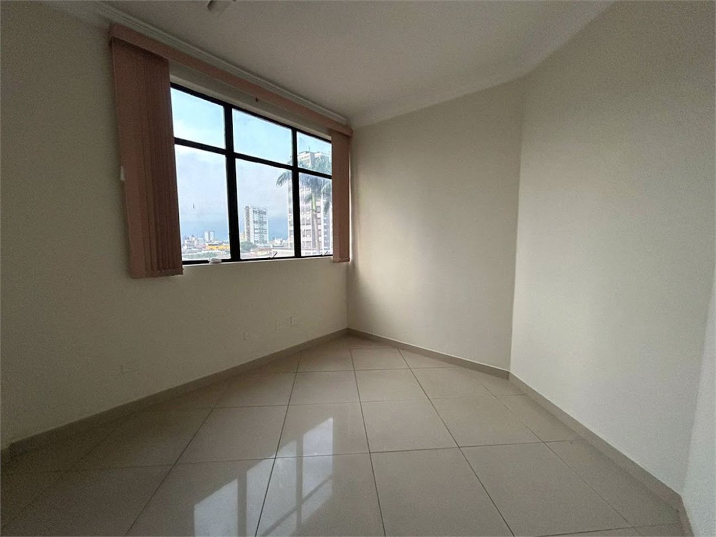 Sala Comercial à Venda no Gonzaga – Avenida Ana Costa – Santos/Sp