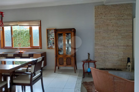Casa à venda com 4 quartos, sendo 2 suítes, no condomínio Fazendinha Chácara Vale do Rio Cotia, Carapicuíba - SP