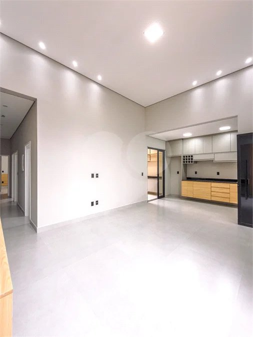 Indaiatuba - Jardim Bom sucesso - Área total: 150m² - Área construída: 115m² - 3 dormitórios sendo 1 suíte com armário planejado;Sala para dois ambientes; Banheiros com box gabinetes e espelhos; Área gourmet com churrasqueira a carvão e móveis planejados; Lavanderia coberta; Ar condicionado na sala