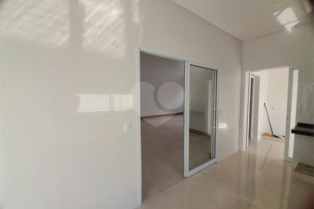 Belíssima Casa à Venda no Condomínio Damha IV