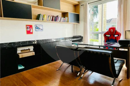 Belíssima casa à venda com 700 m² no Condomínio Tamboré, em Alphaville!!!