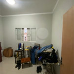 Casa Térrea com 2 dormitórios, sendo 1 suíte.