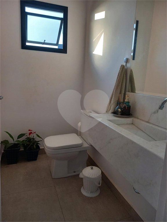 Sobrado à venda com 5 quartos, sendo 3 suítes, em Residencial Jatobás, Louveira, SP