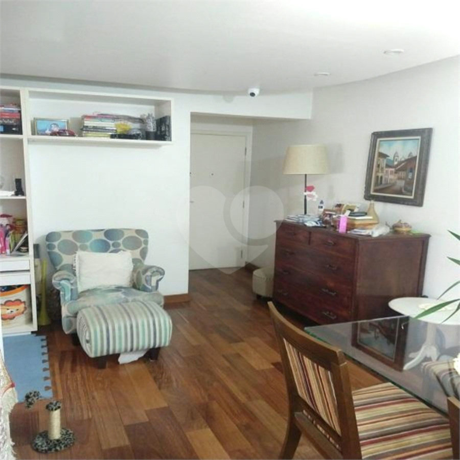 Apartamento na Vila Nova Conceição de 100m2 com 2 dorms, 1 suíte , 3 banheiros, 2 vagas. Estuda permuta.