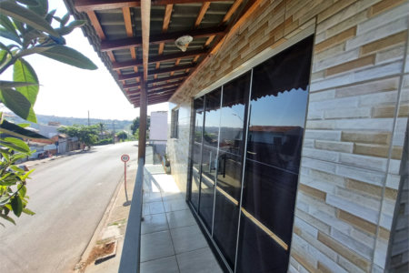 Sobrado 3 quartos e área comercial em baixo.