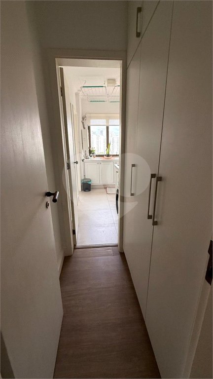 Apartamento de 130 m² com três dormitórios, sendo uma suíte, com armários embutidos, dependências de empregado e lavabo