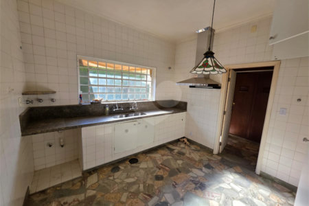 Casa Térrea 5 quartos bem localizada com piscina.