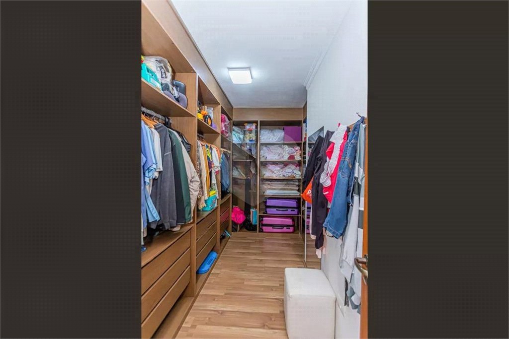 Imóvel amplo à venda com 4 quartos, sendo 1 suíte, e 3 banheiros no total total Parque São Domingos