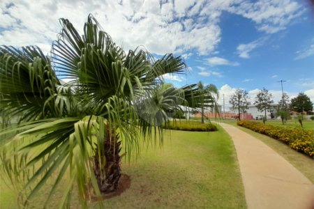 Belíssima Casa à Venda no Condomínio Damha IV