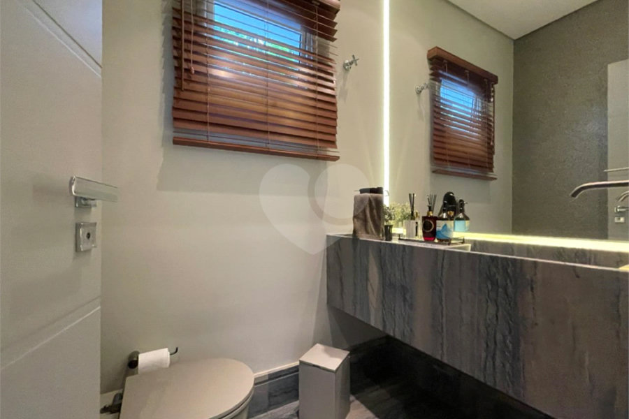 Casa com 4 quartos em condomínio fechado com piscina