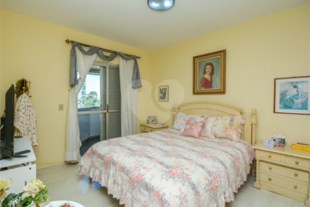 Apartamento à venda com 4 quartos, sendo 1 suíte, em Moema, São Paulo, SP