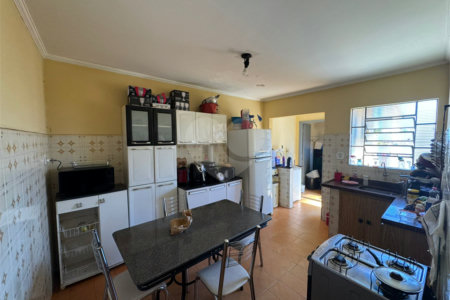 Casa com salão comercial, á venda, em São Carlos-SP.