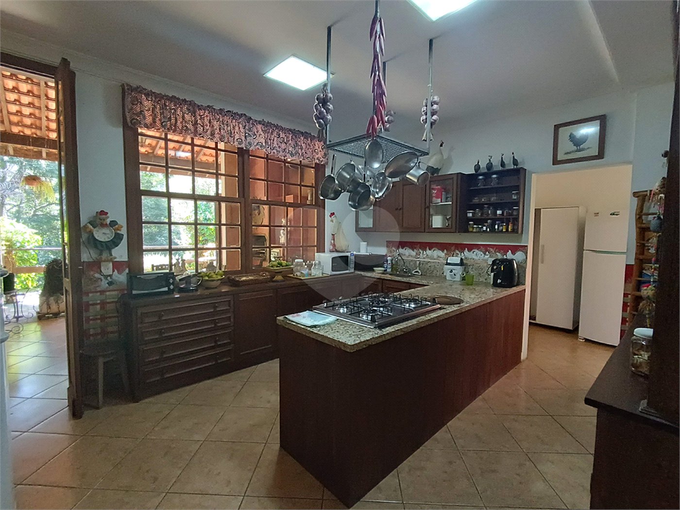 Casa à venda com 4 quartos, sendo 3 suítes, no condomínio Patrimônio do Carmo, São Roque - SP