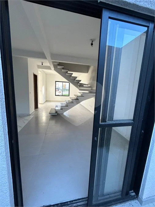 Casa à venda com 3 quartos, sendo 1 suíte, no condomínio Marselha VI, São Roque - SP