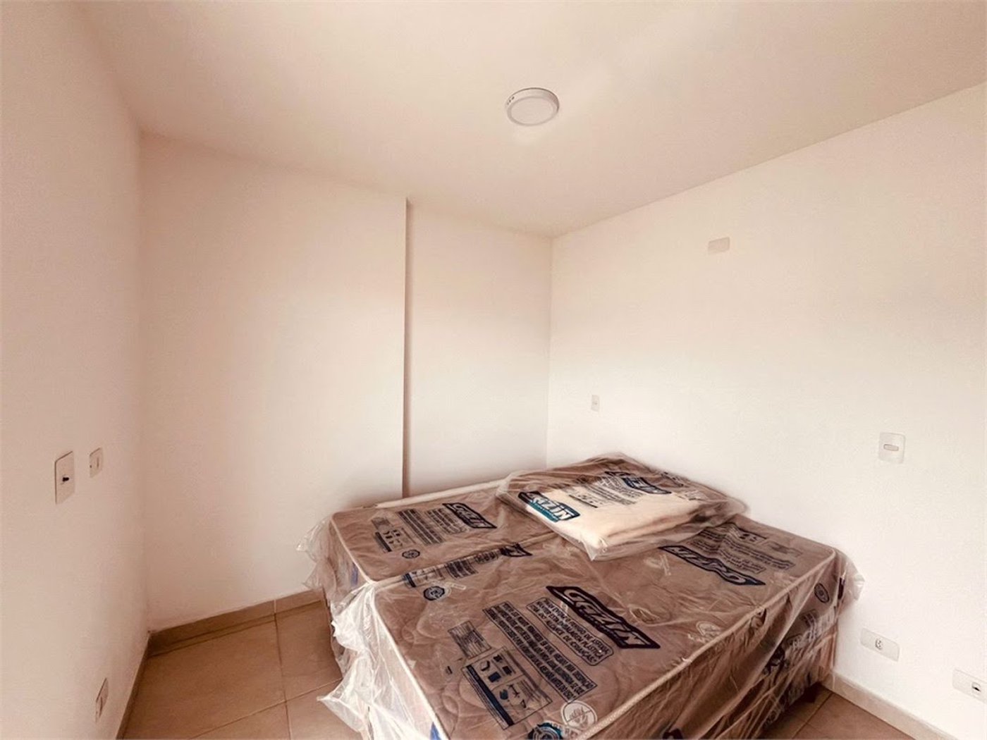 Apartamento com Varanda Gourmet em Condomínio Clube na Enseada – 2 Dormitórios