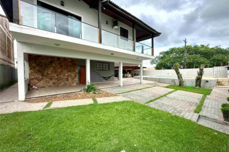 Sobrado à venda com 5 quartos, sendo 3 suítes, em Cidade Nova Peruíbe, Peruíbe, SP