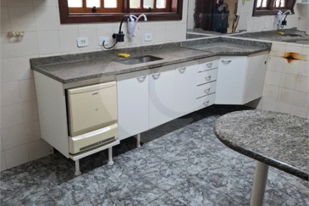 Casa à venda com 4 quartos, sendo 1 suíte, no condomínio Conjunto Residencial Green Village I, Mogi das Cruzes - SP