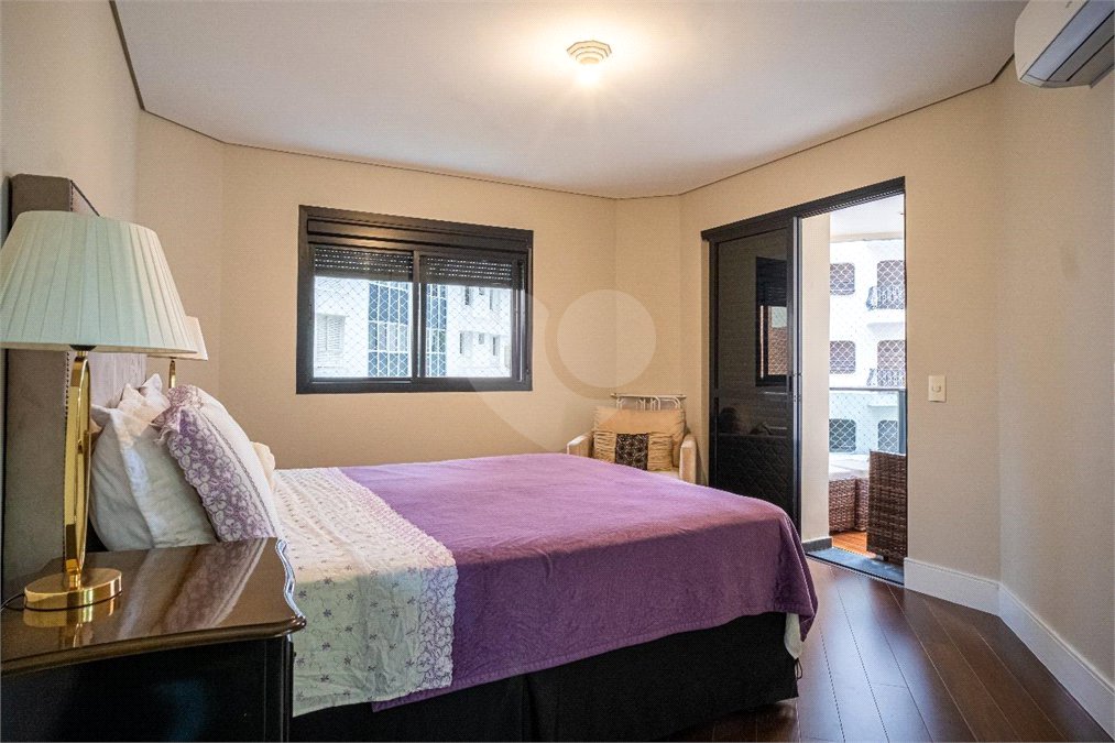 Apartamento à venda com 4 quartos, sendo 3 suítes, em Moema, São Paulo, SP