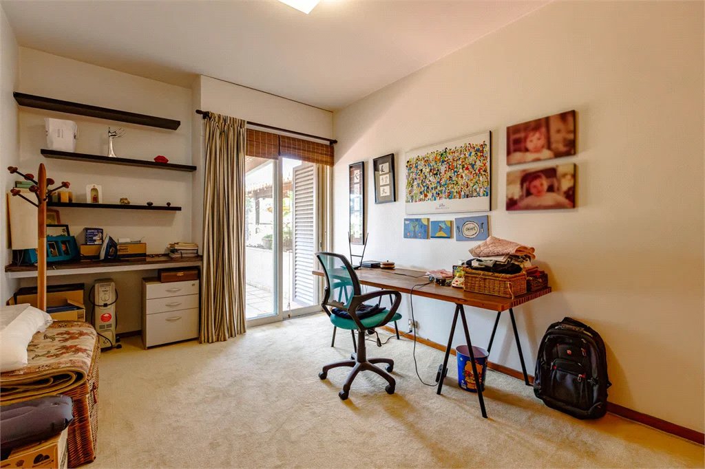 Casa à venda com 4 quartos, sendo 2 suítes, em Jardim Everest, São Paulo, SP
