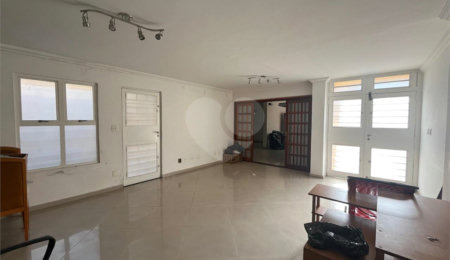 Sobrado à venda com 4 quartos, sendo 1 suíte, em Vila Cordeiro, São Paulo, SP