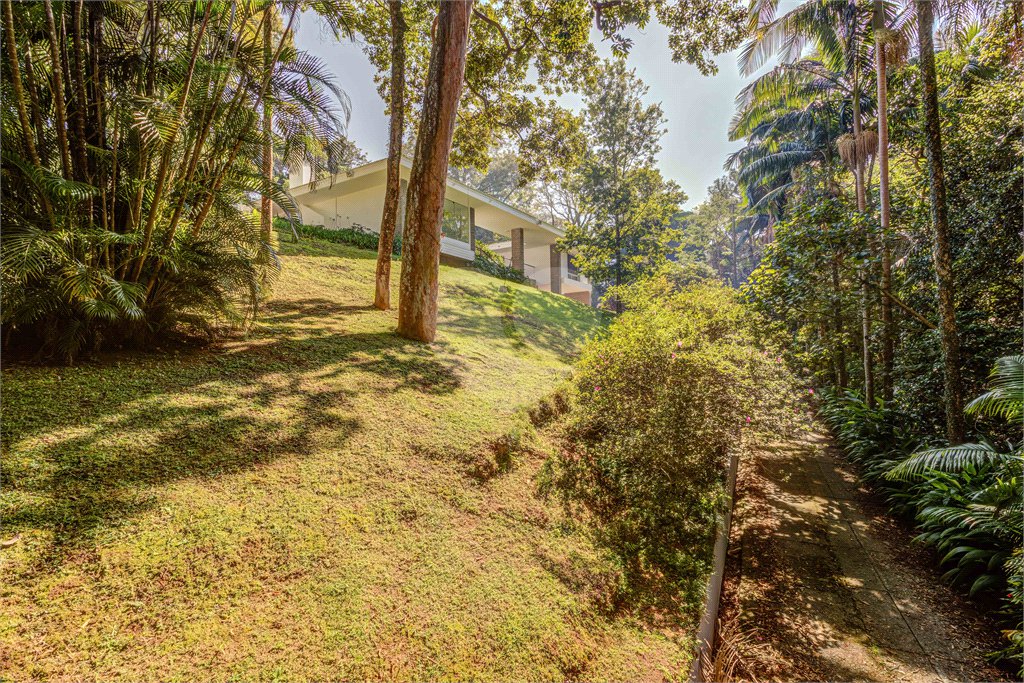 Casa para alugar com 5 quartos, sendo 3 suítes, no condomínio Chácara Flora, São Paulo - SP