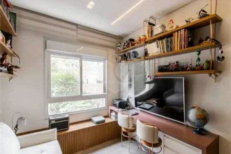 Apartamento de 306m² na melhor região de Moema, 3 suítes, 5 vagas, varanda gourmet, depósito, fora de rota