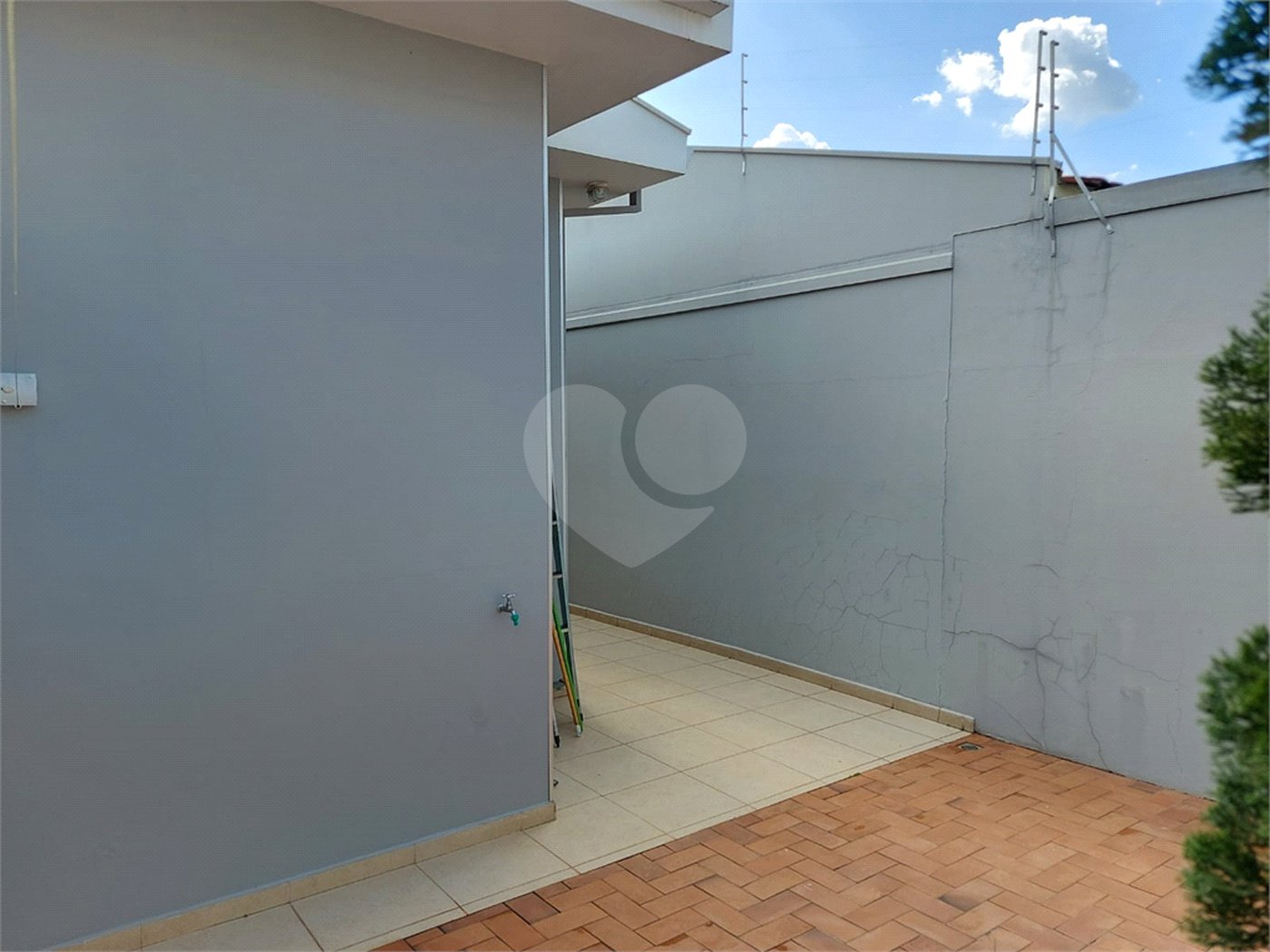 Casa Térrea com 2 dormitórios, sendo 1 suíte.