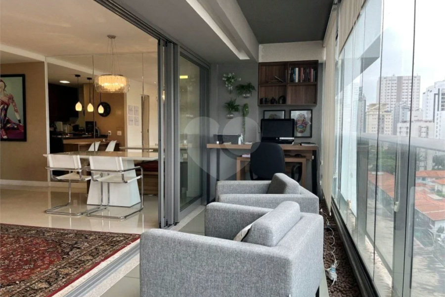 Apartamento possui uma suíte e homeoffice e varanda.