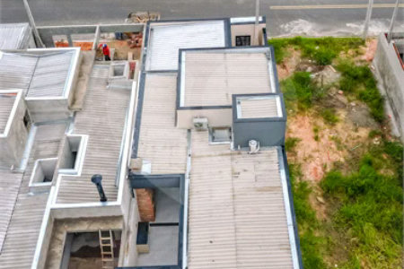 Indaiatuba - Jardim Bom sucesso - Área total: 150m² - Área construída: 115m² - 3 dormitórios sendo 1 suíte com armário planejado;Sala para dois ambientes; Banheiros com box gabinetes e espelhos; Área gourmet com churrasqueira a carvão e móveis planejados; Lavanderia coberta; Ar condicionado na sala