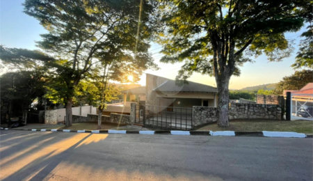 Casa à venda com 5 quartos, sendo 3 suítes, no condomínio Flamboyant, Atibaia - SP