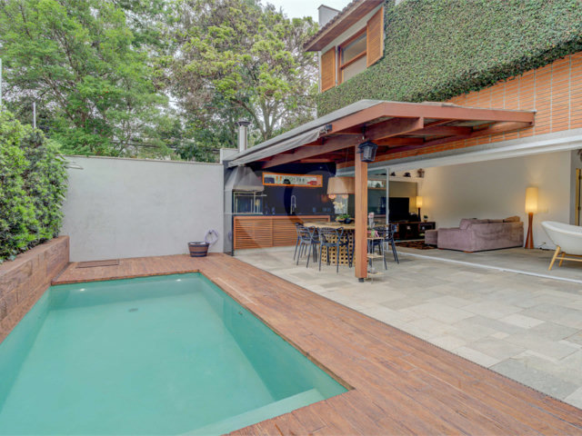 Casa à venda com 4 quartos, sendo 2 suítes,  no condomínio Vila Antonieta, São Paulo - SP