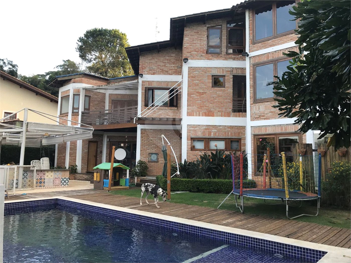 Casa à venda com 4 quartos, sendo 3 suítes, no condomínio Alpes da Cantareira, Mairiporã - SP