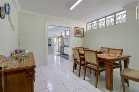 Casa Térrea à venda com 5 quartos, sendo 4 suítes, em Interlagos, São Paulo, SP