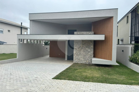 Casa à venda com 4 suítes no condomínio Figueira Garden, Atibaia - SP