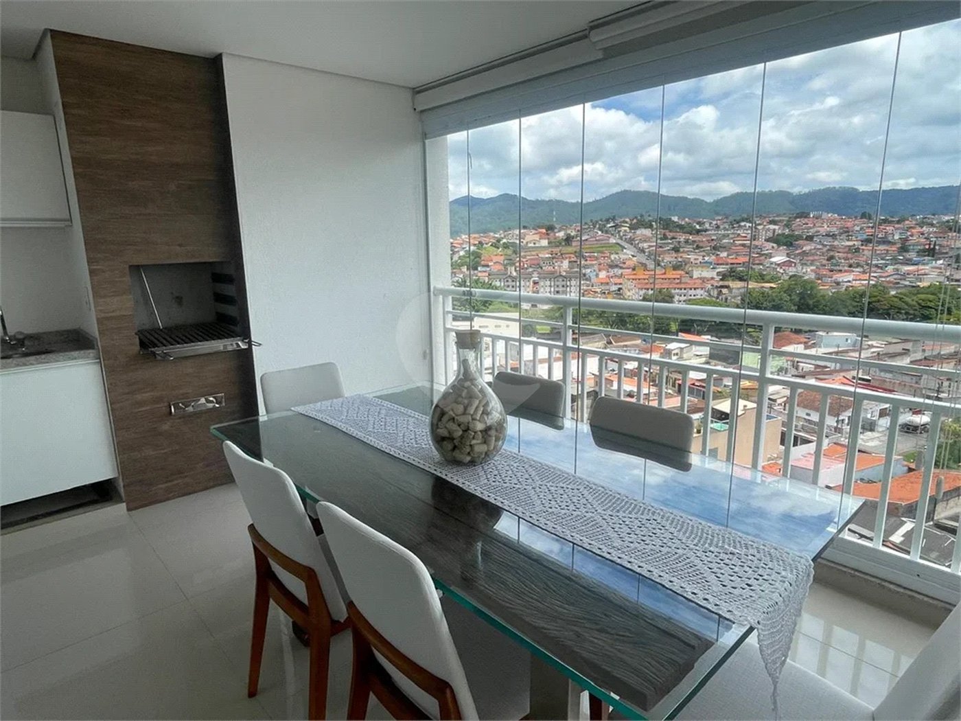 Apartamento à venda com 3 quartos, sendo 1 suíte,  em Vila Suissa, Mogi das Cruzes, SP