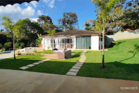 Casa à venda com 3 quartos, sendo 1 suíte, no condomínio Alpes Douro, Bom Jesus dos Perdões - SP
